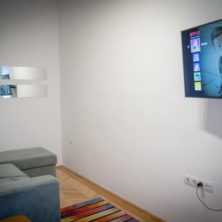 Lovely Central Apartment With Free Parking, Koezponthoz Koezeli 3 Szobas Lakas Győr Exteriör bild