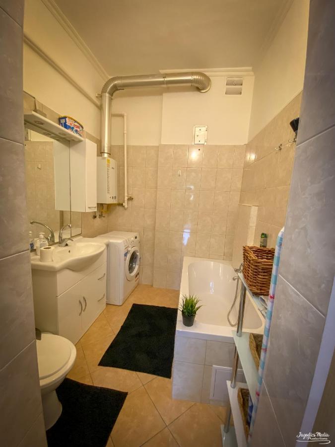 Lovely Central Apartment With Free Parking, Koezponthoz Koezeli 3 Szobas Lakas Győr Exteriör bild