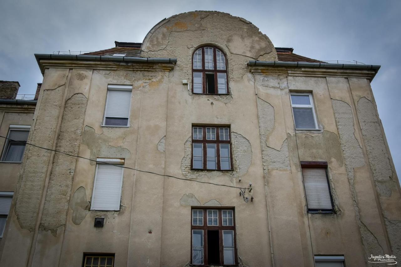 Lovely Central Apartment With Free Parking, Koezponthoz Koezeli 3 Szobas Lakas Győr Exteriör bild
