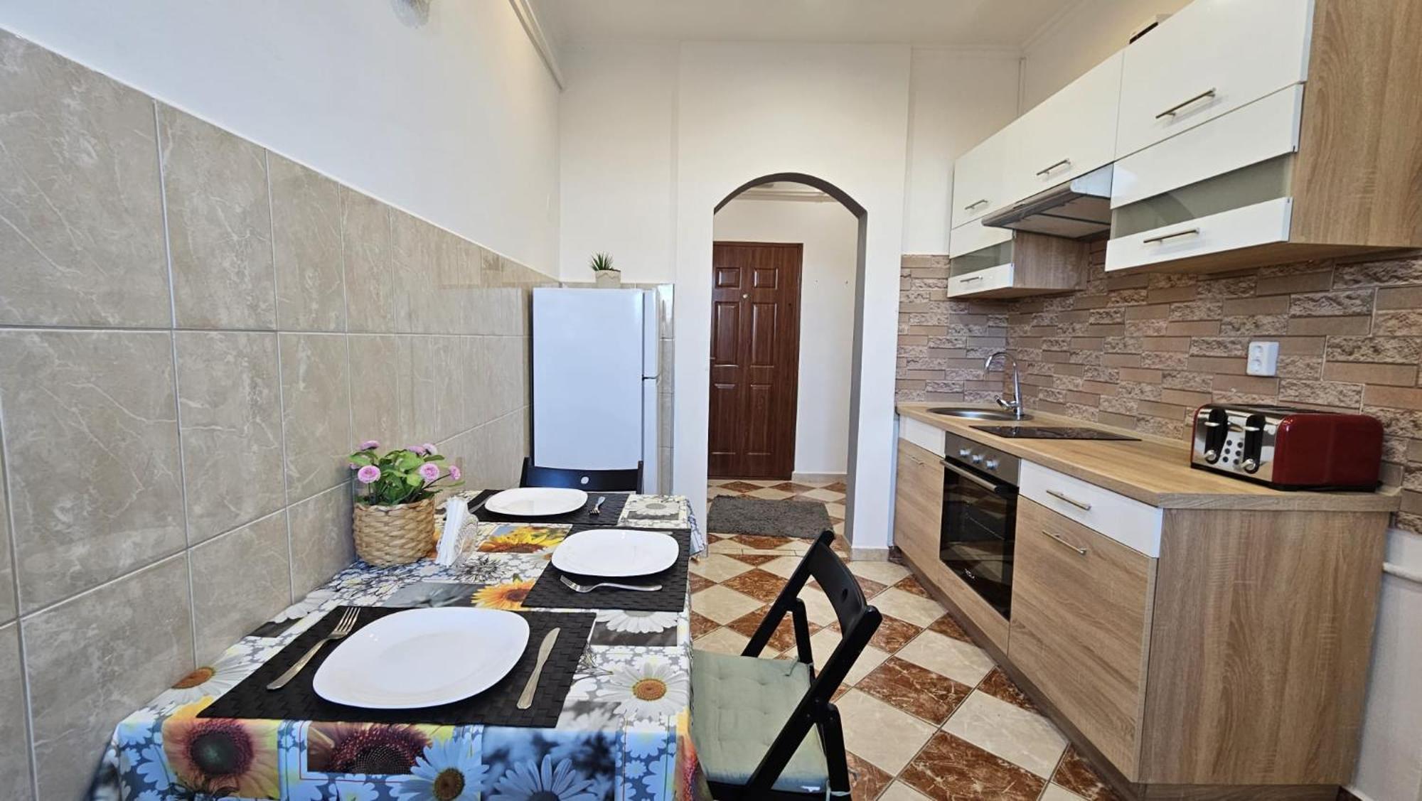 Lovely Central Apartment With Free Parking, Koezponthoz Koezeli 3 Szobas Lakas Győr Exteriör bild