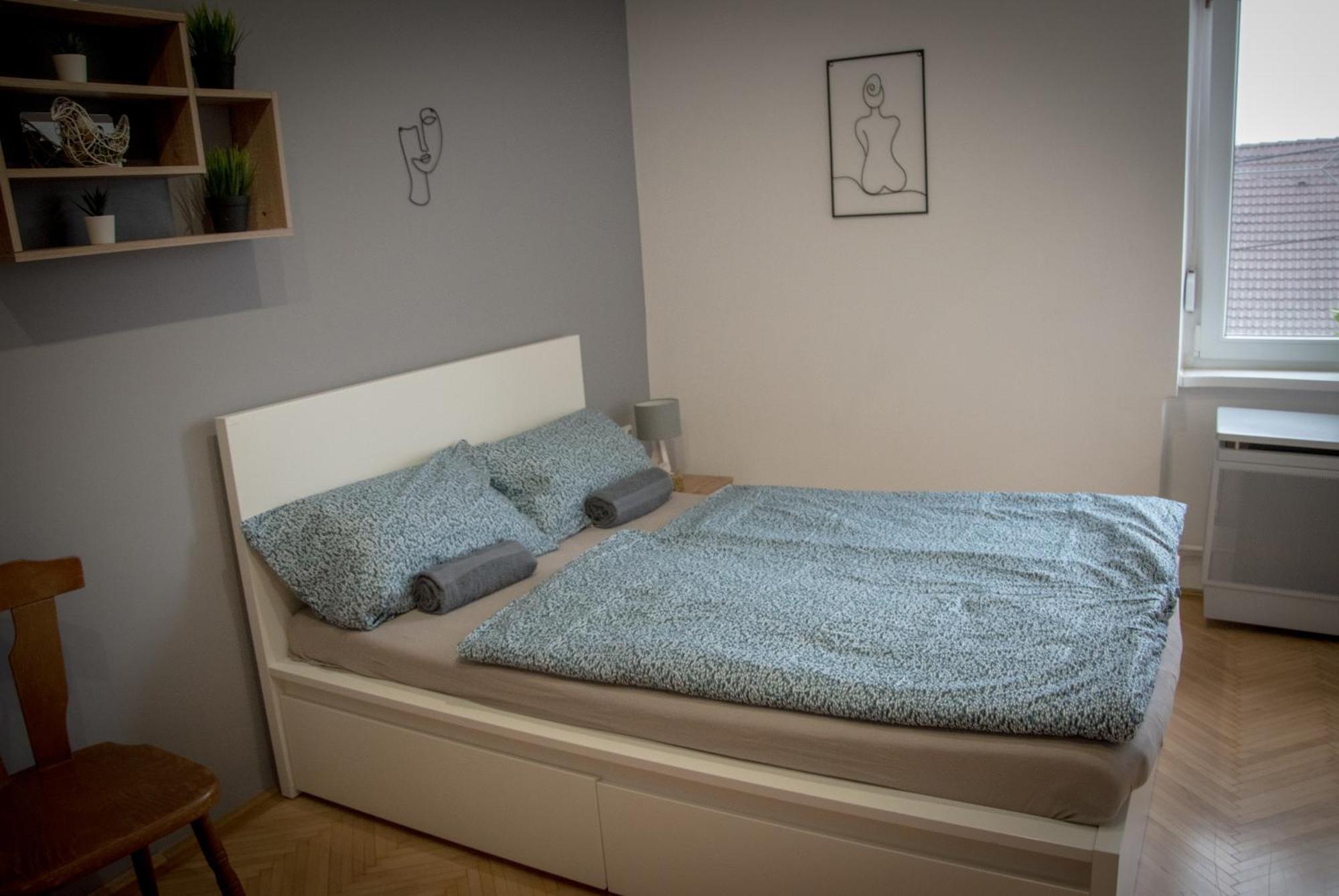 Lovely Central Apartment With Free Parking, Koezponthoz Koezeli 3 Szobas Lakas Győr Exteriör bild