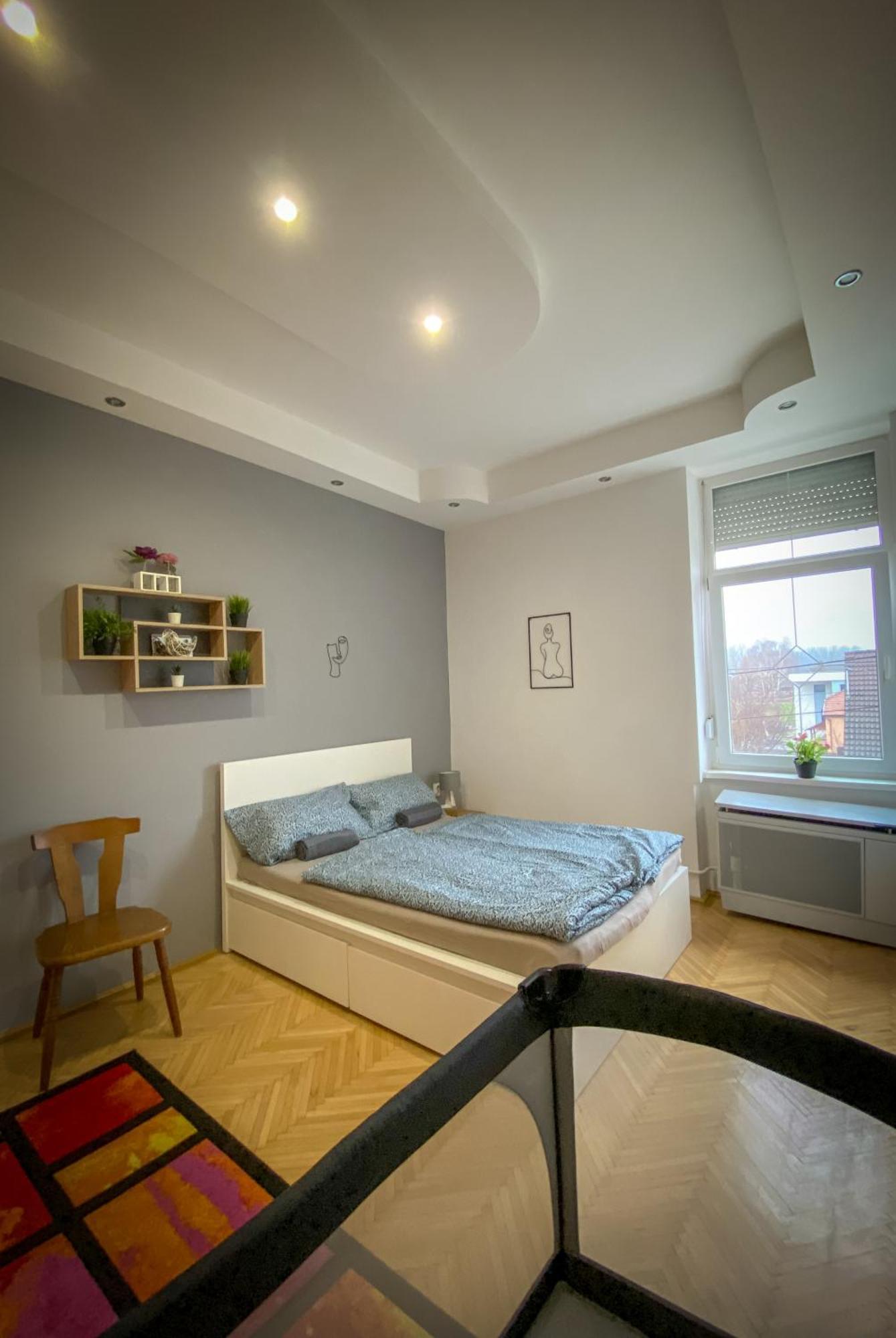 Lovely Central Apartment With Free Parking, Koezponthoz Koezeli 3 Szobas Lakas Győr Exteriör bild