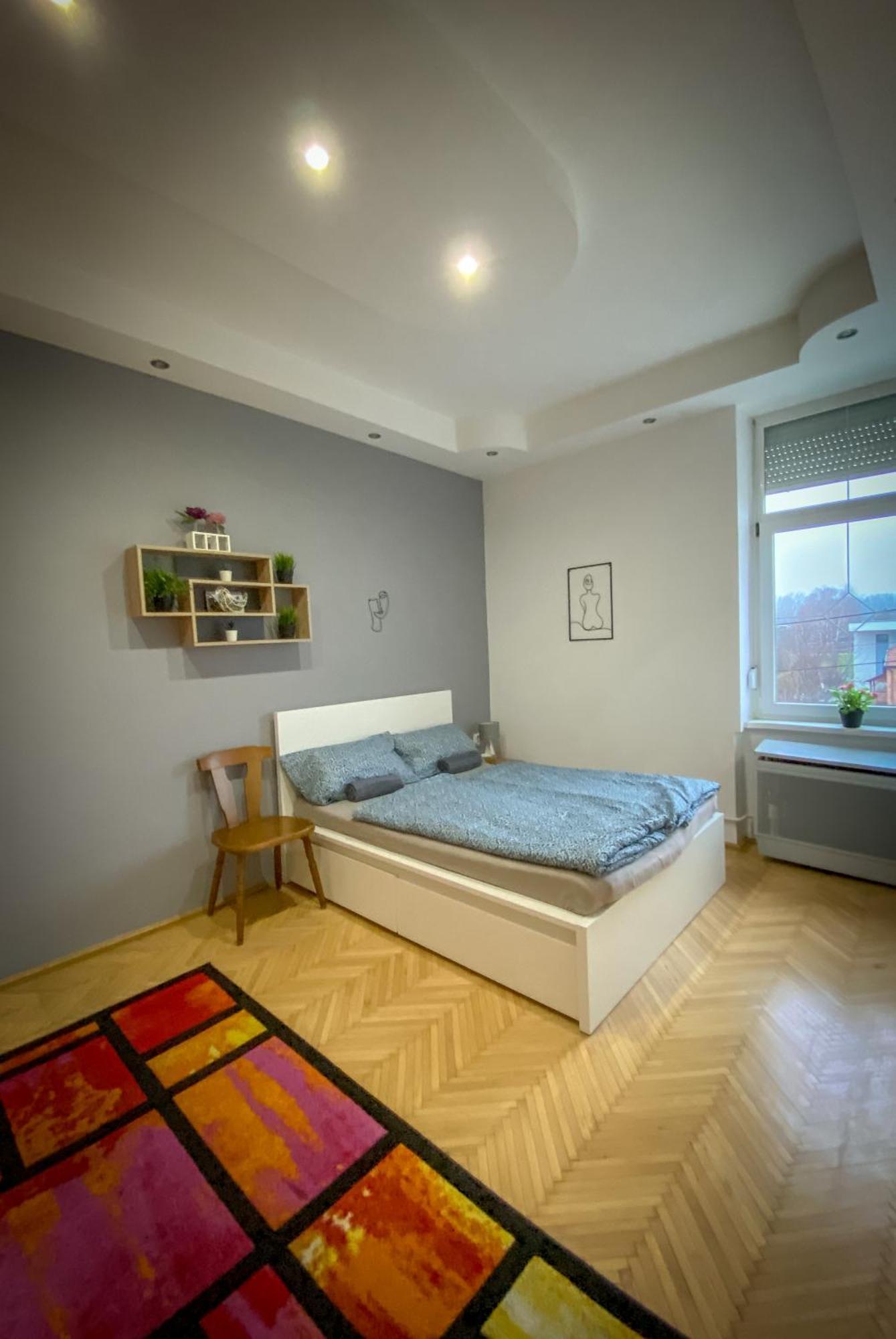 Lovely Central Apartment With Free Parking, Koezponthoz Koezeli 3 Szobas Lakas Győr Exteriör bild