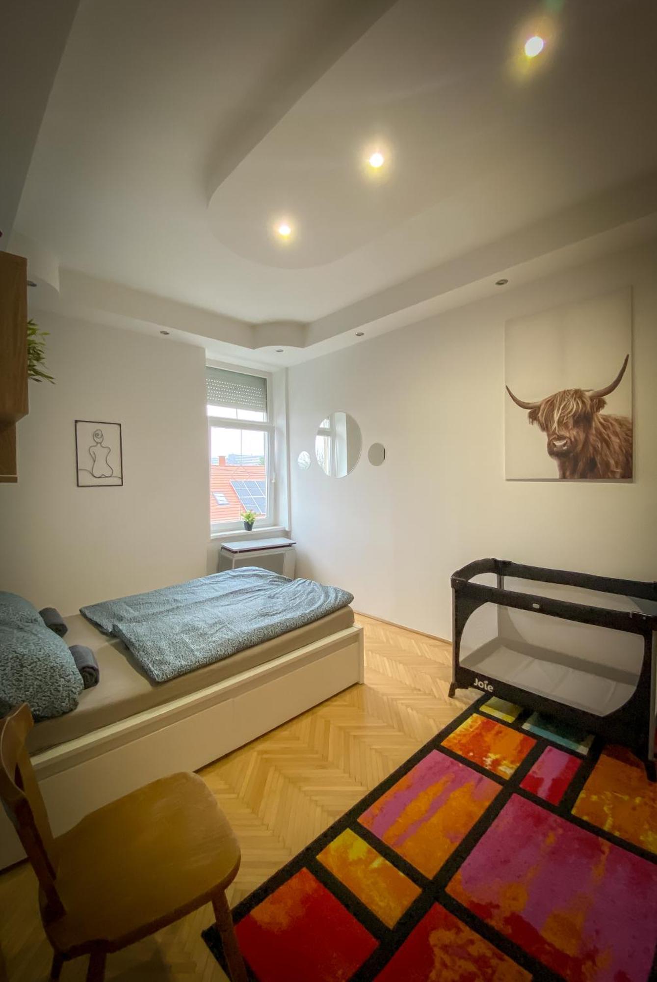 Lovely Central Apartment With Free Parking, Koezponthoz Koezeli 3 Szobas Lakas Győr Exteriör bild