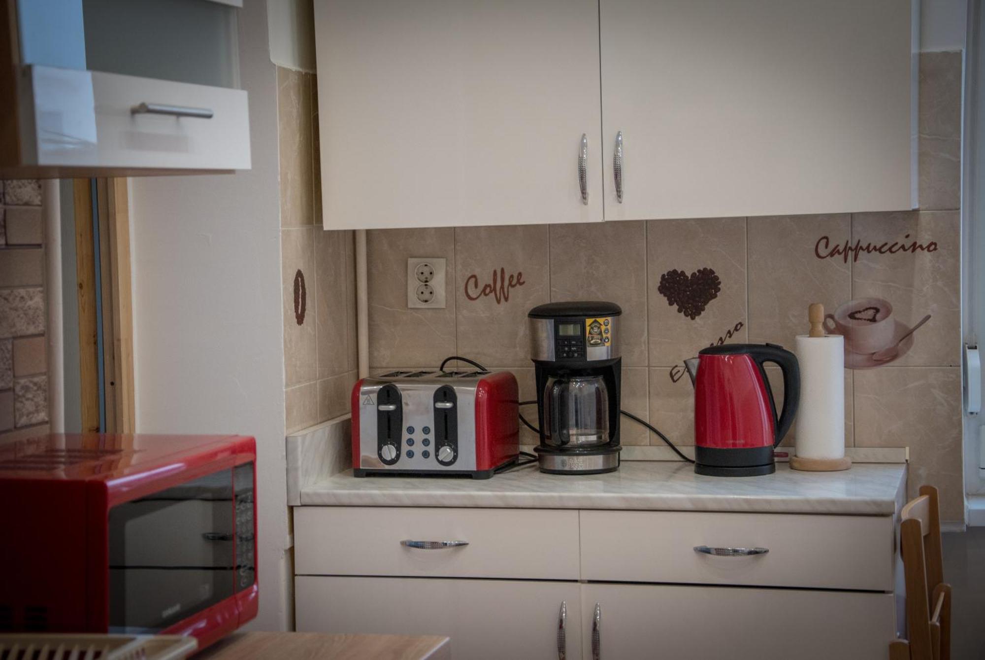 Lovely Central Apartment With Free Parking, Koezponthoz Koezeli 3 Szobas Lakas Győr Exteriör bild