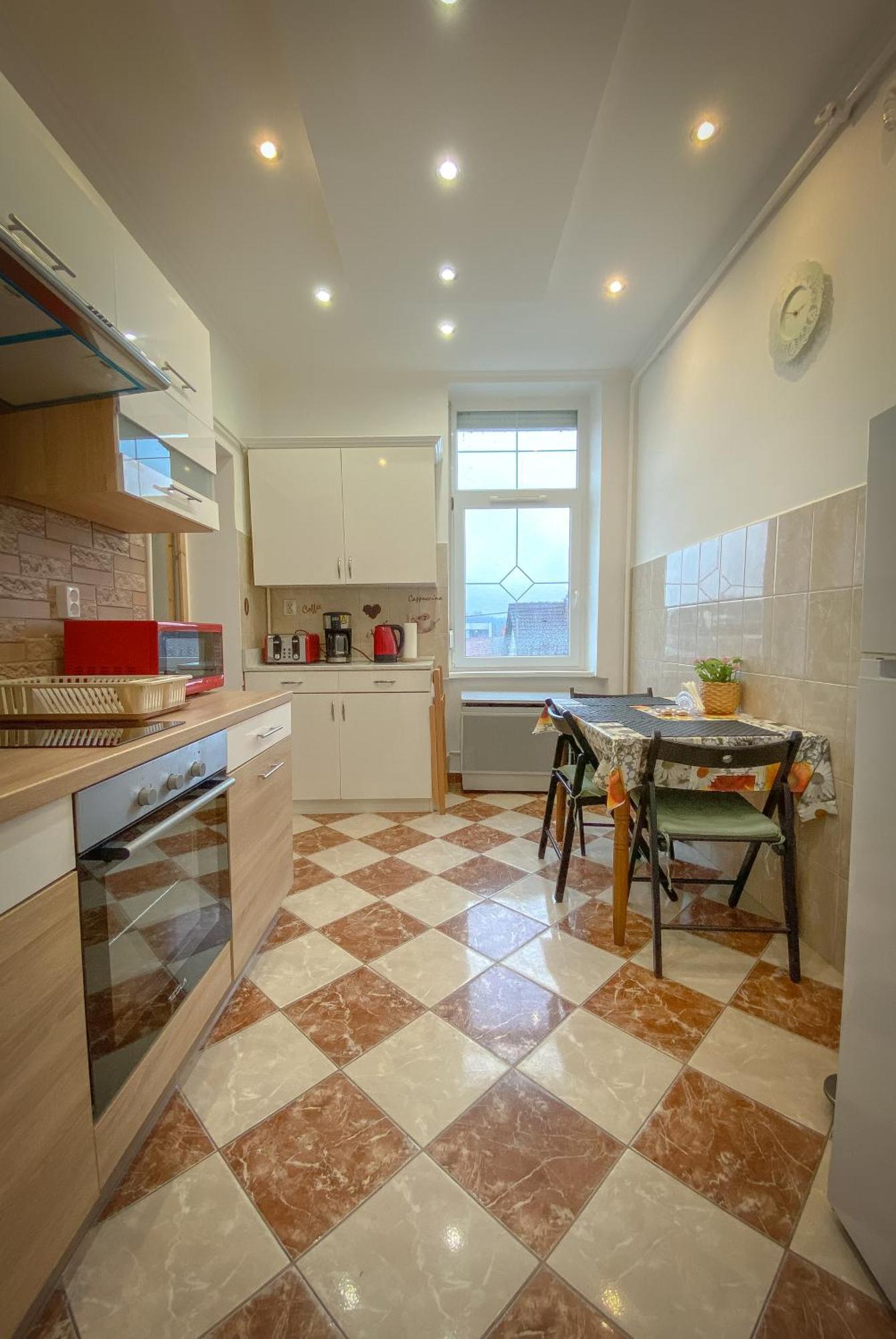 Lovely Central Apartment With Free Parking, Koezponthoz Koezeli 3 Szobas Lakas Győr Exteriör bild