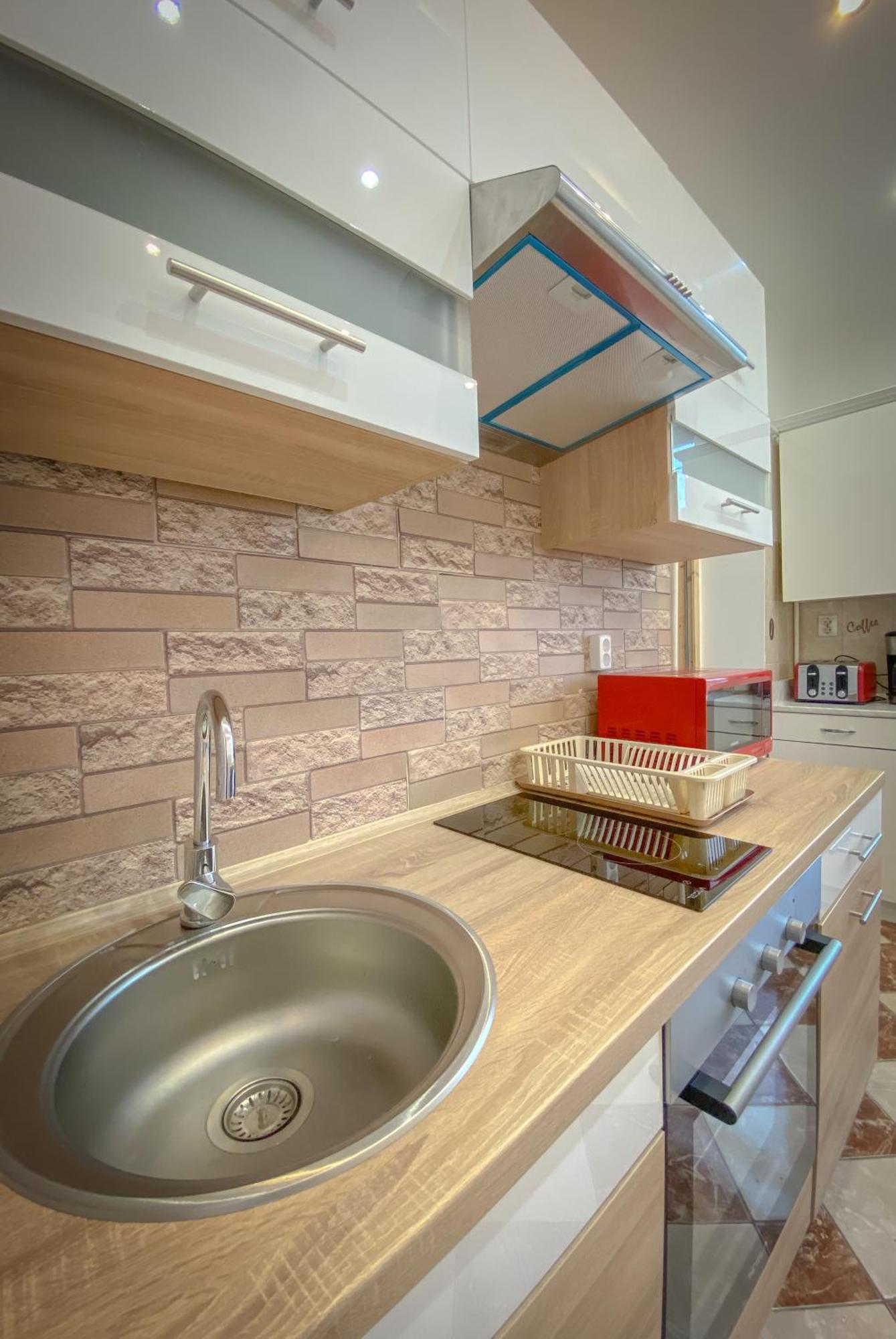 Lovely Central Apartment With Free Parking, Koezponthoz Koezeli 3 Szobas Lakas Győr Exteriör bild