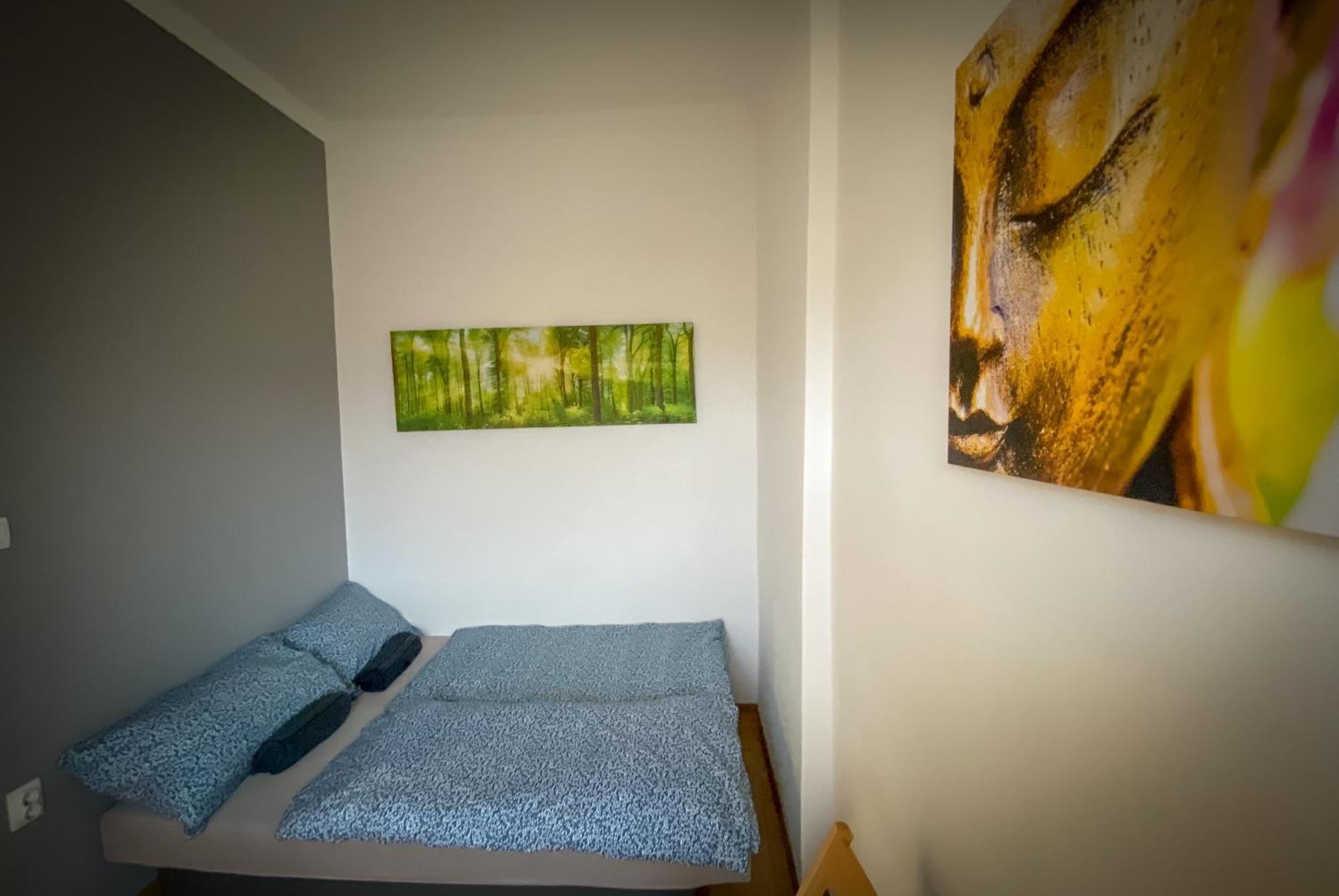 Lovely Central Apartment With Free Parking, Koezponthoz Koezeli 3 Szobas Lakas Győr Exteriör bild